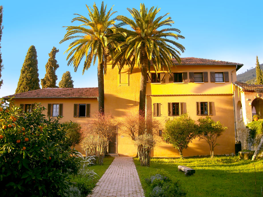 Façade et jardin Abbaye Cistercienne Notre Dame de la Paix